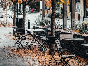 Plateau Mont-Royal vue une ruelle avec des tables